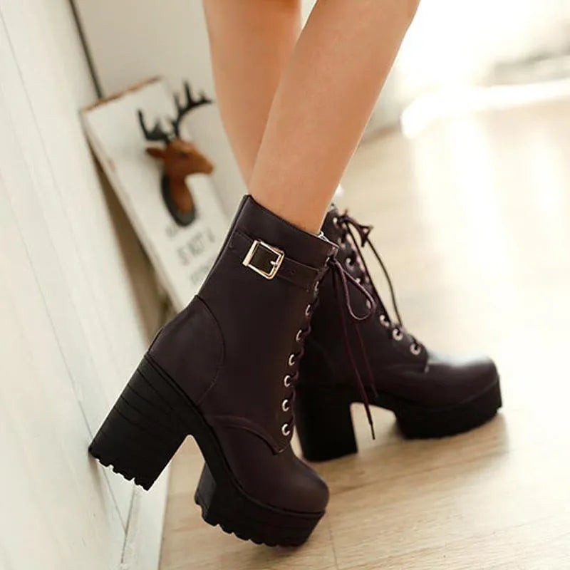 Stoere veterschoenen met gesp en profielzool