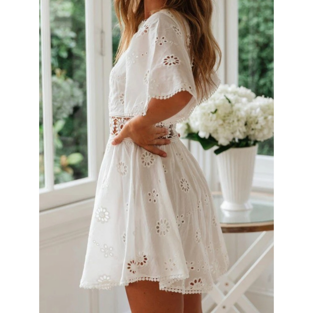 Witte luchtige zomerjurk met kantaccenten