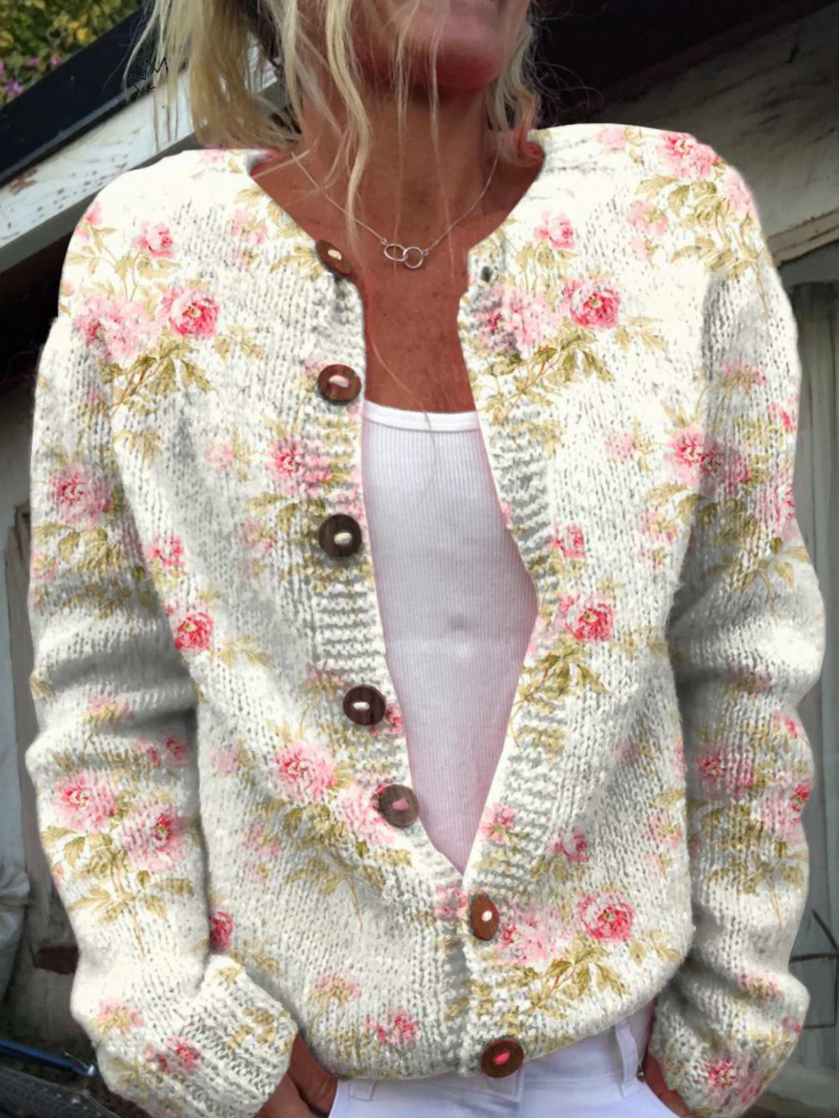 Grof gebreid vest met roze bloemenprint op ivoorkleurige ondergrond