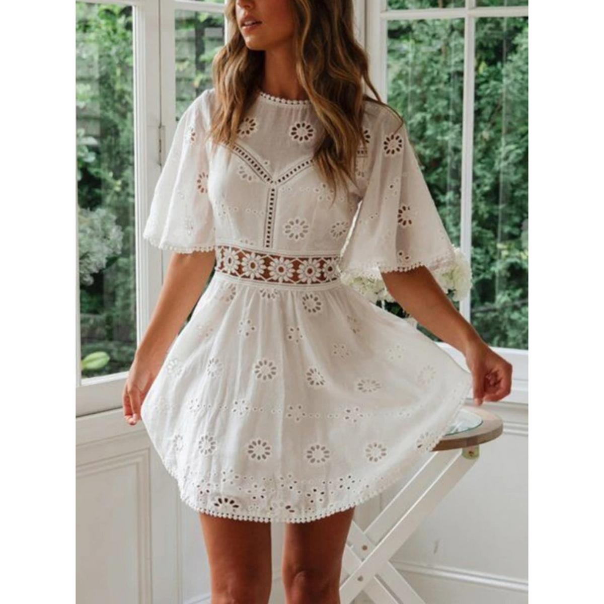 Witte luchtige zomerjurk met kantaccenten
