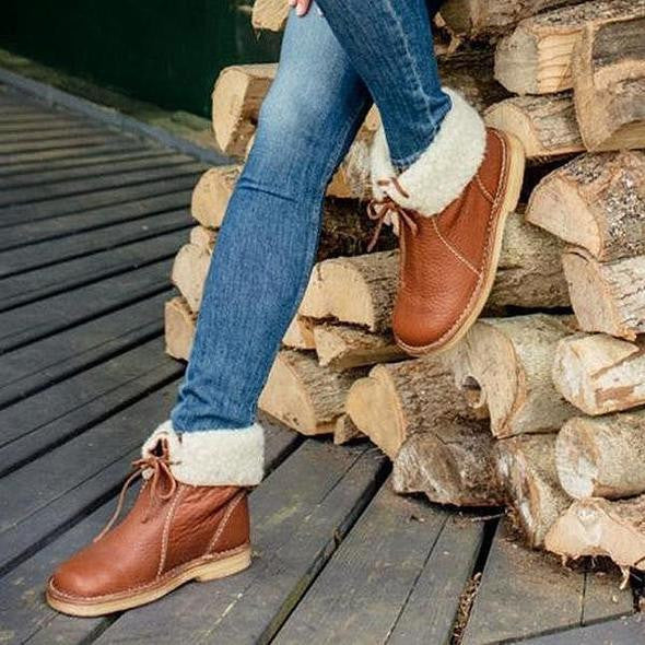 Damesboots van nubuckleer met wollen voering en vetersluiting
