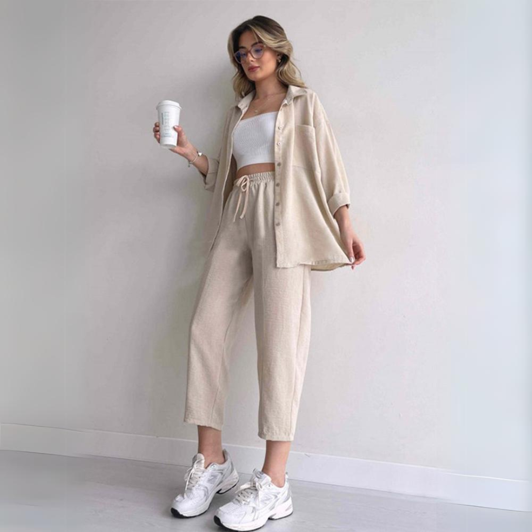 Lichte tweedelige linnen dames set