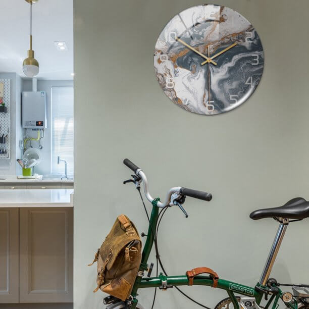 Wandklok met marmeren textuur