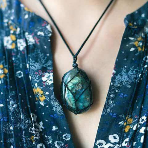 Mystieke labradoriet drakenhart ketting