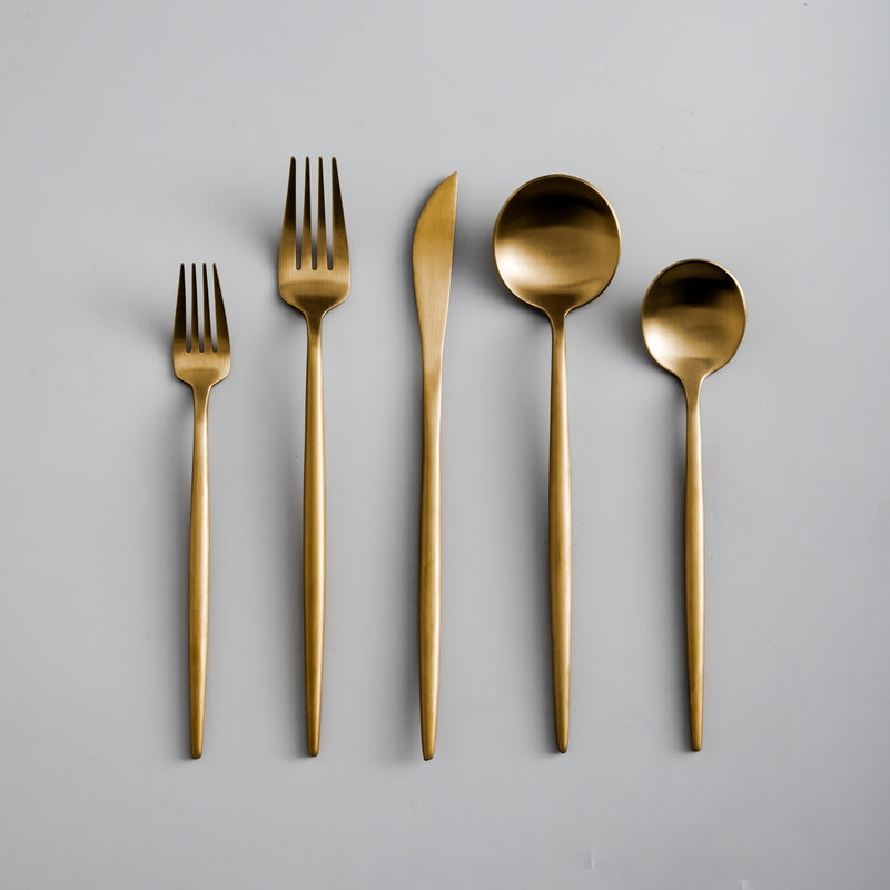 Minimalistisch bestek voor moderne tafels