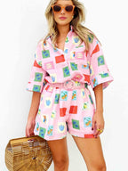 Zomerse combinatie van een kleurrijke blouse en shorts