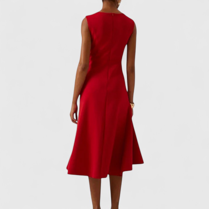 Léontine | Lichte jurk met asymmetrische snit en drapering