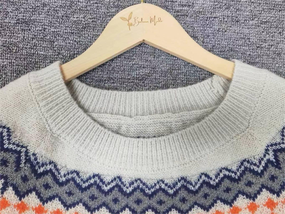 Scandinavische trendy trui met levendig patroon