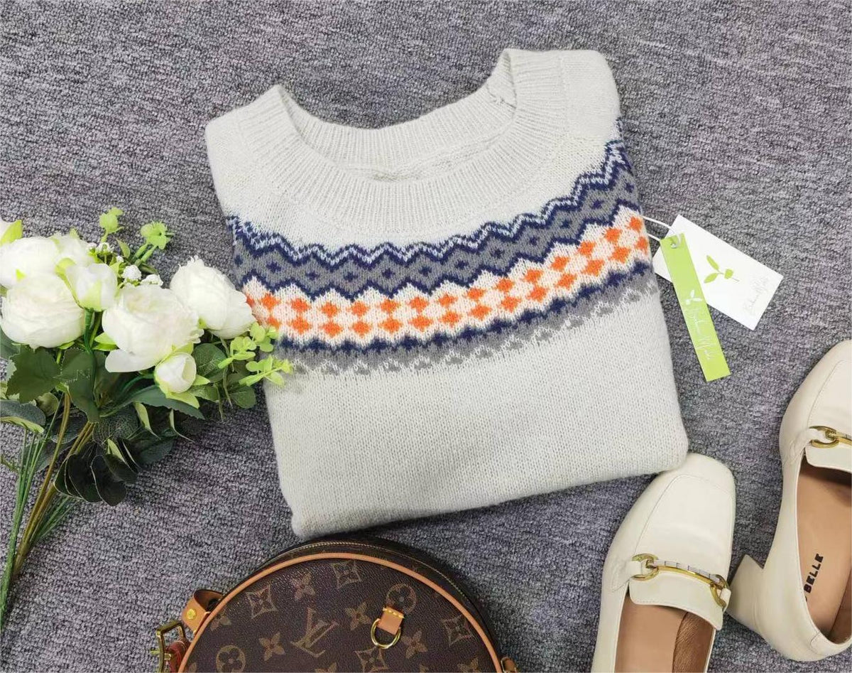 Scandinavische trendy trui met levendig patroon