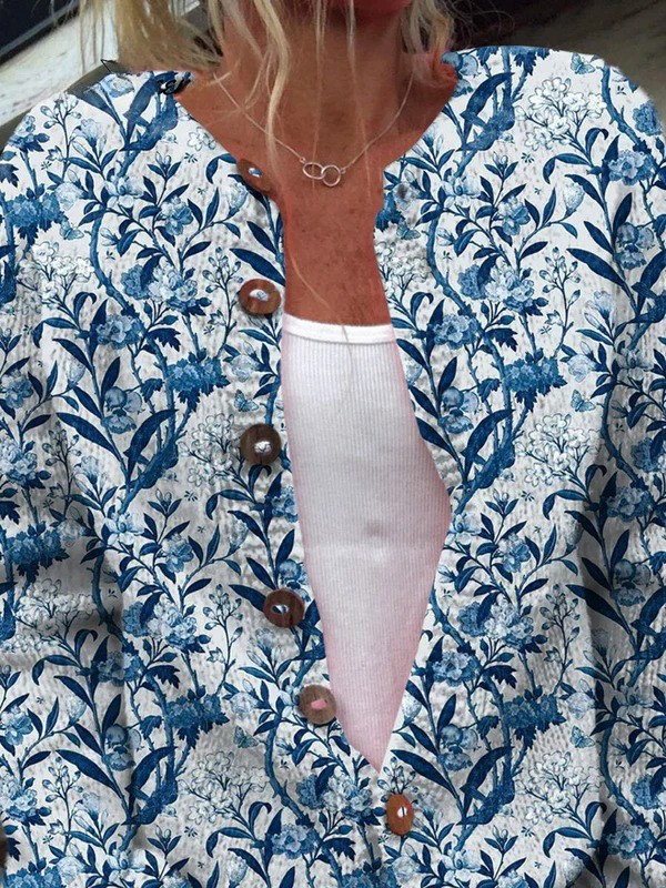 Gebreid vest met blauw-witte botanische print en knopen in houttint