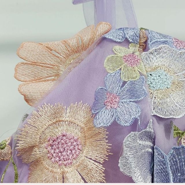 Tulle cocktailjurk met bloemenapplicaties