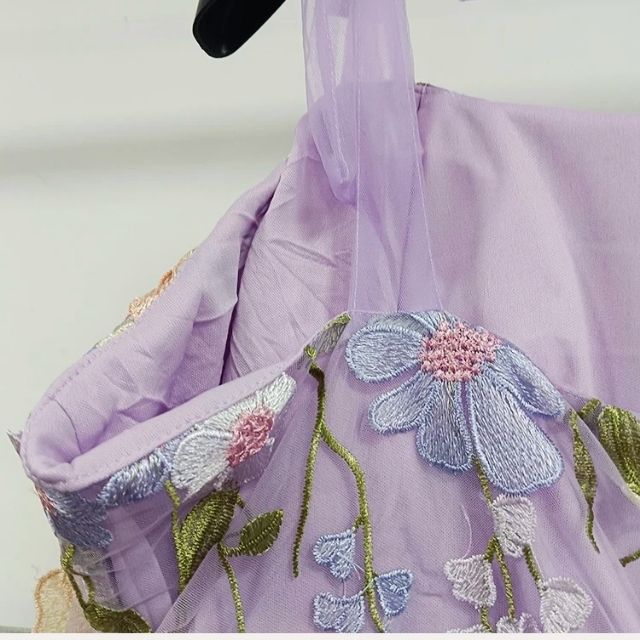 Tulle cocktailjurk met bloemenapplicaties