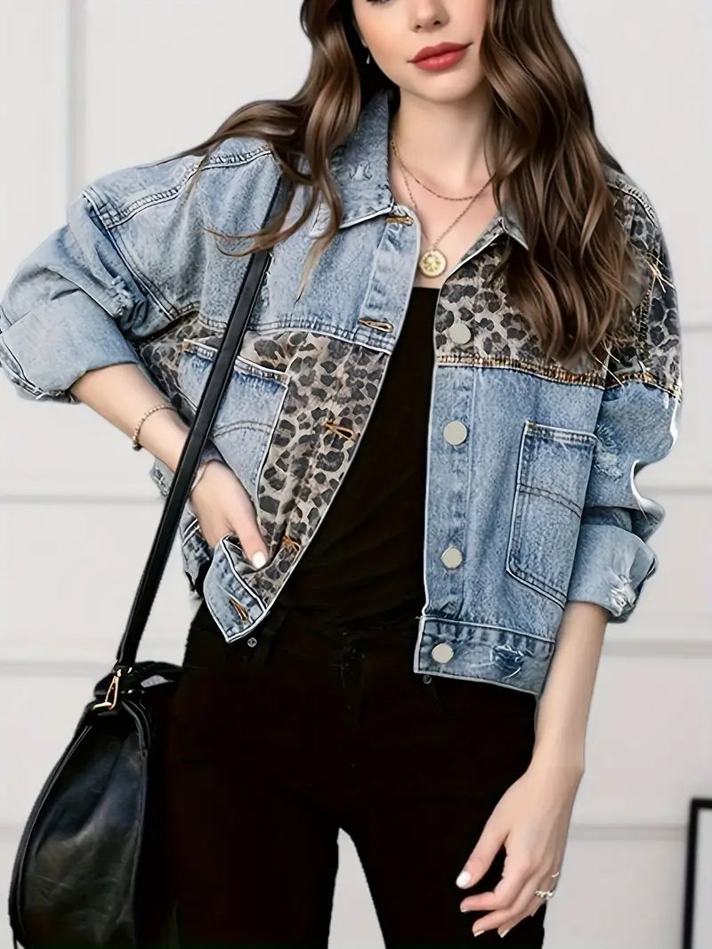 Wildly chic luipaardprint denim jas
