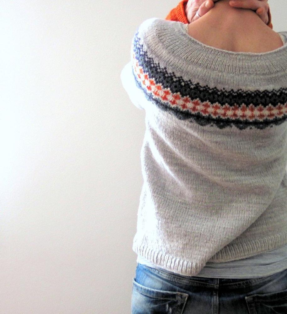 Scandinavische trendy trui met levendig patroon