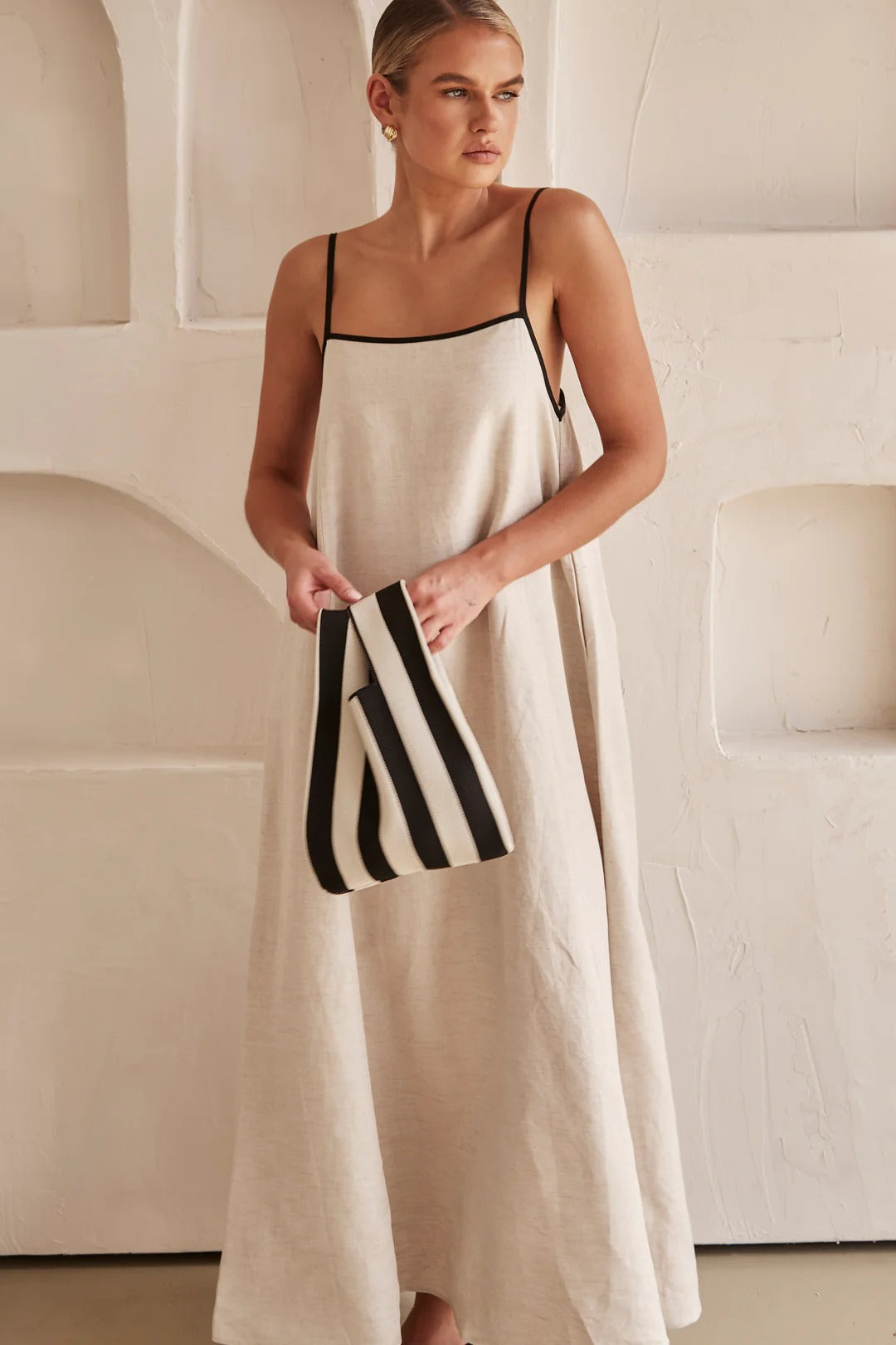 Beige zomerjurk met vrouwelijk silhouet — afbeelding 24