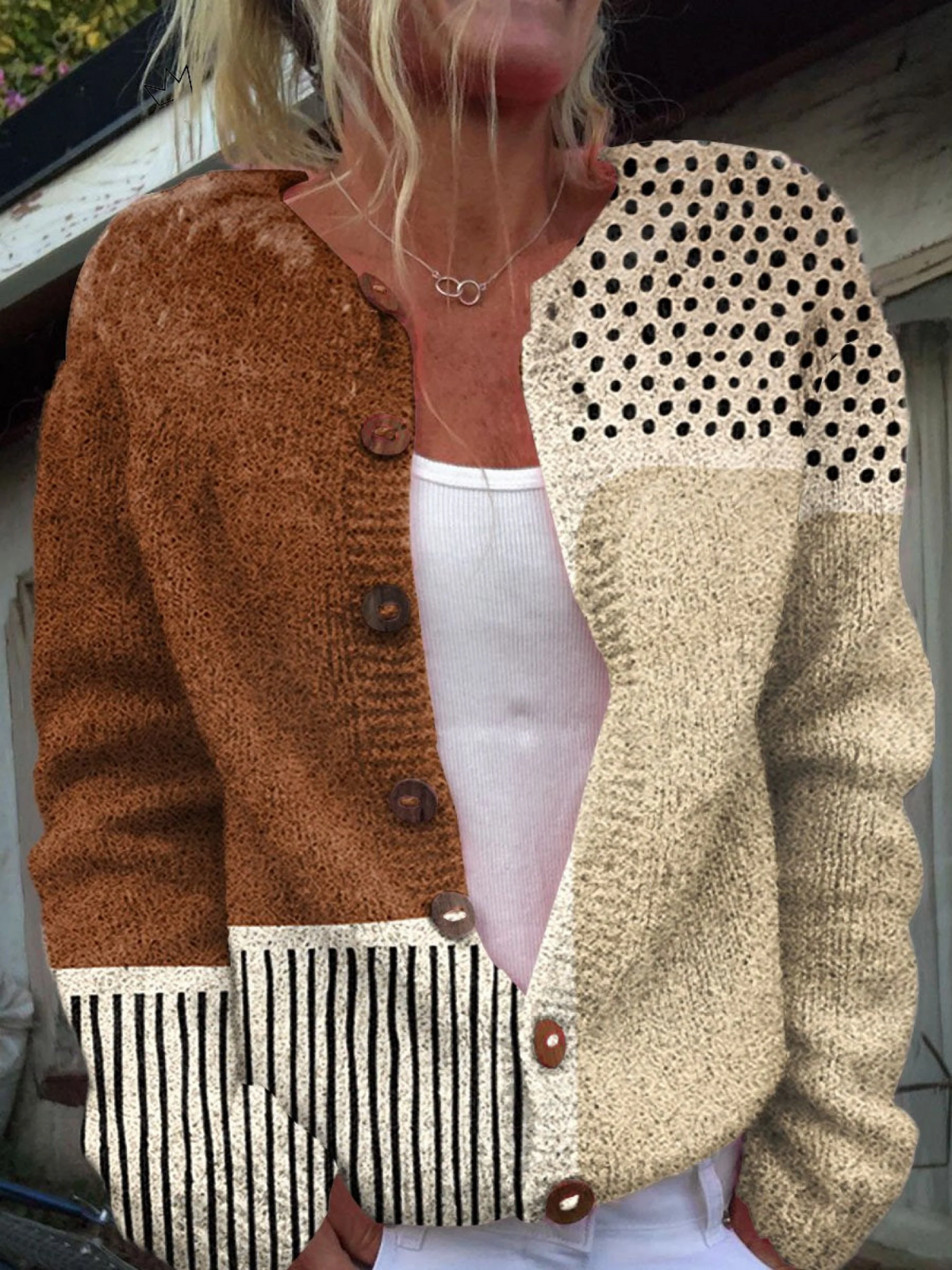 Yara | Damesvest met patchwork-motief in karamel en crème