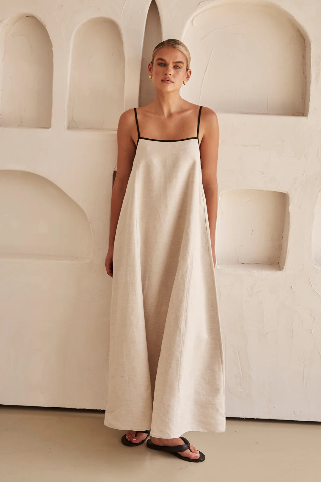 Beige zomerjurk met vrouwelijk silhouet