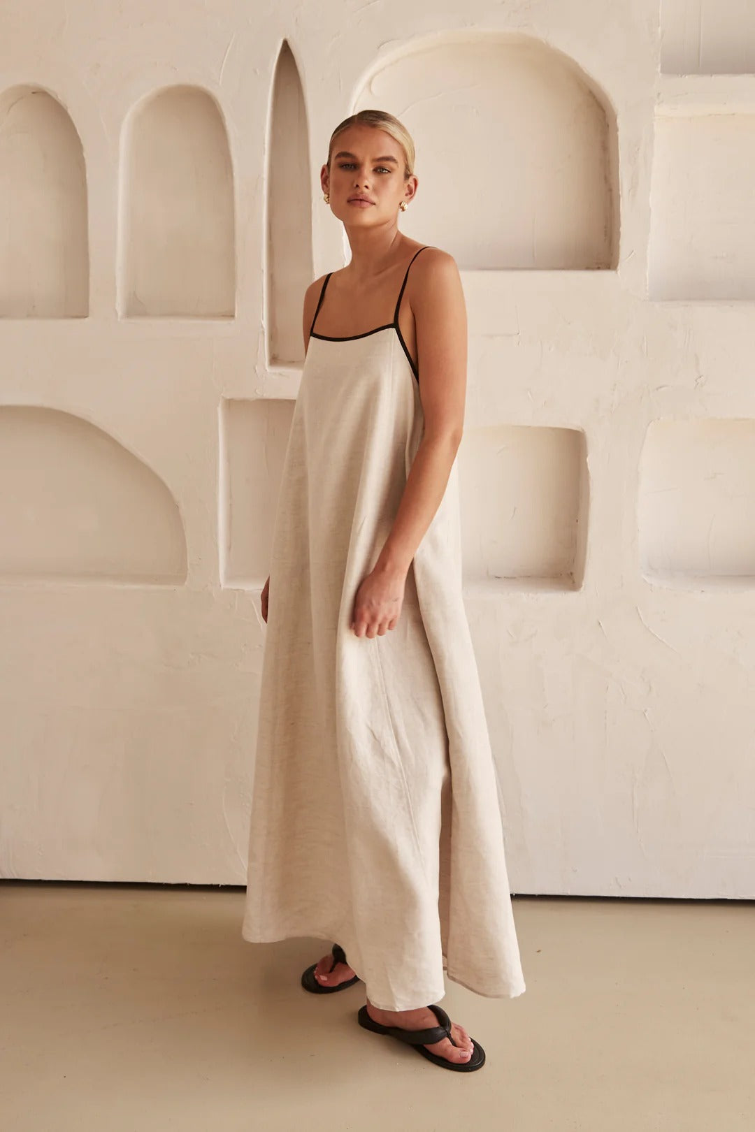 Beige zomerjurk met vrouwelijk silhouet