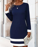 Donkerblauwe jurk met klassieke silhouette