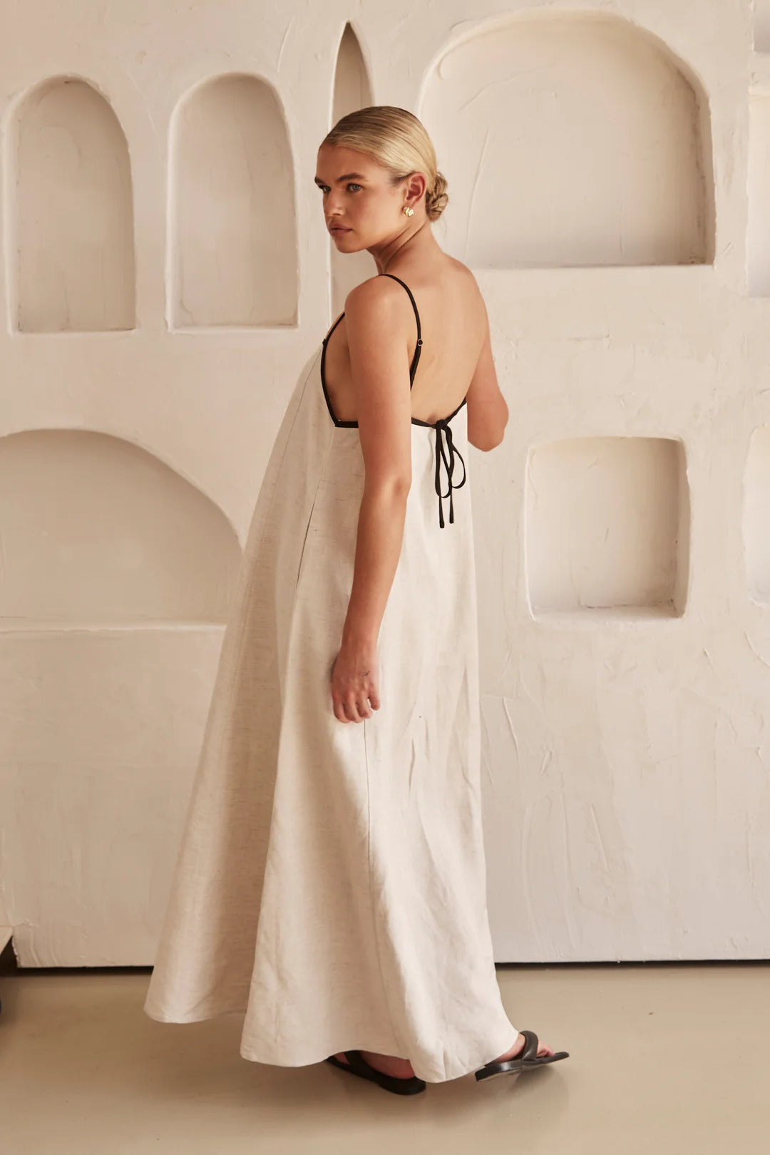 Beige zomerjurk met vrouwelijk silhouet — afbeelding 20
