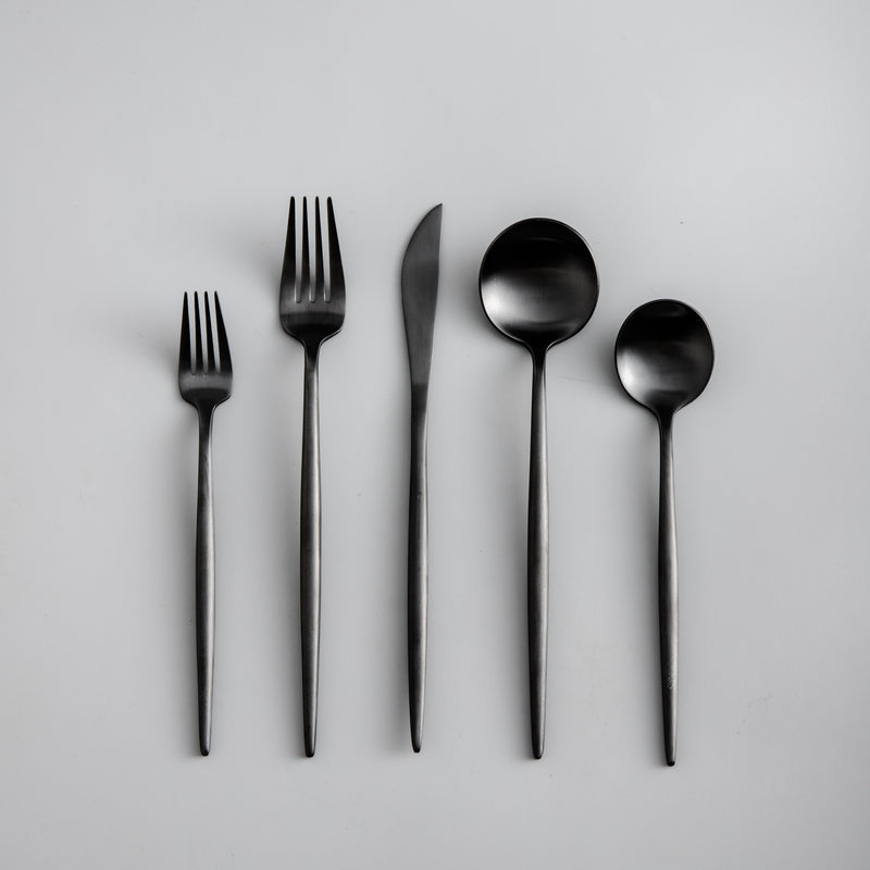 Minimalistisch bestek voor moderne tafels