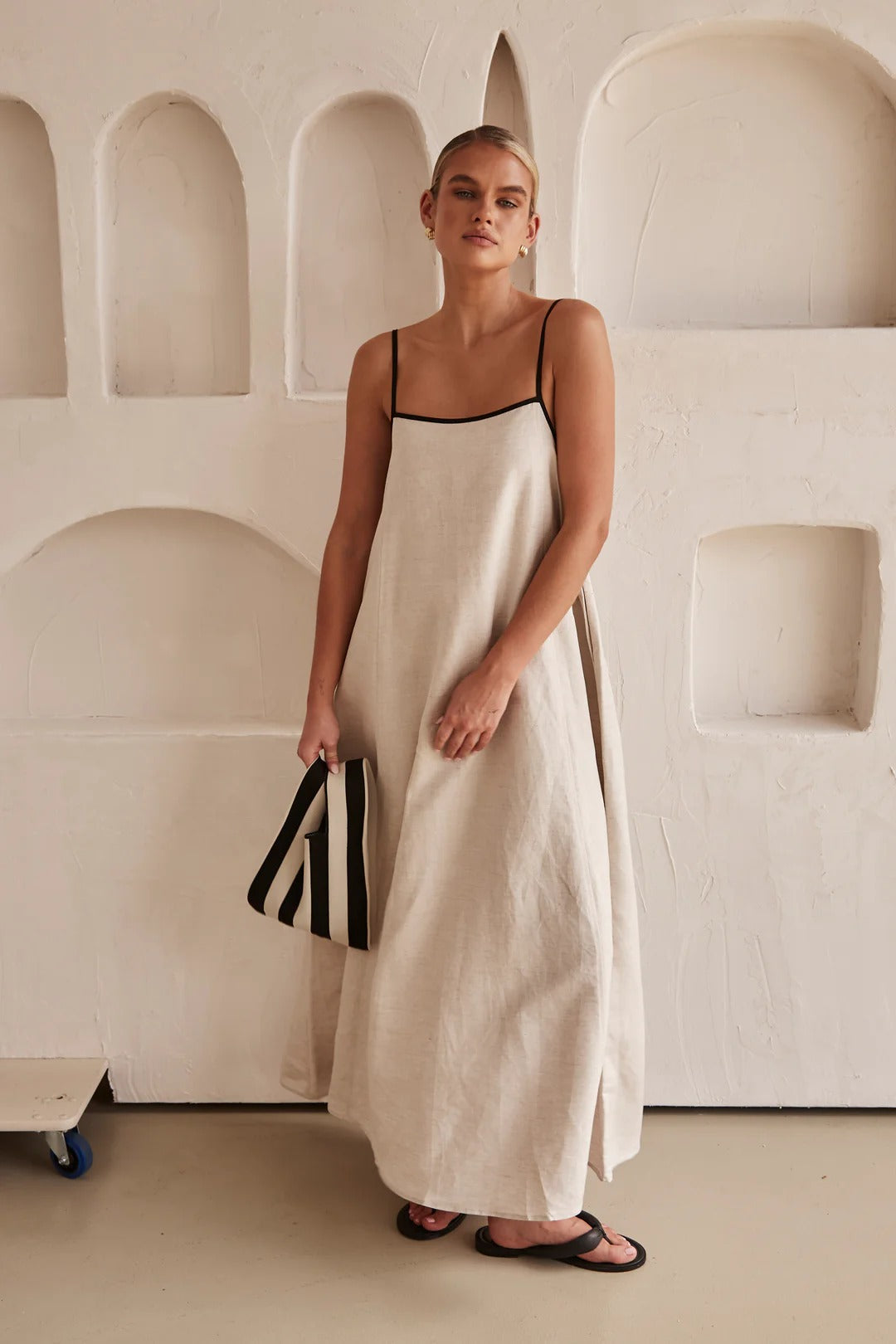 Beige zomerjurk met vrouwelijk silhouet — afbeelding 22