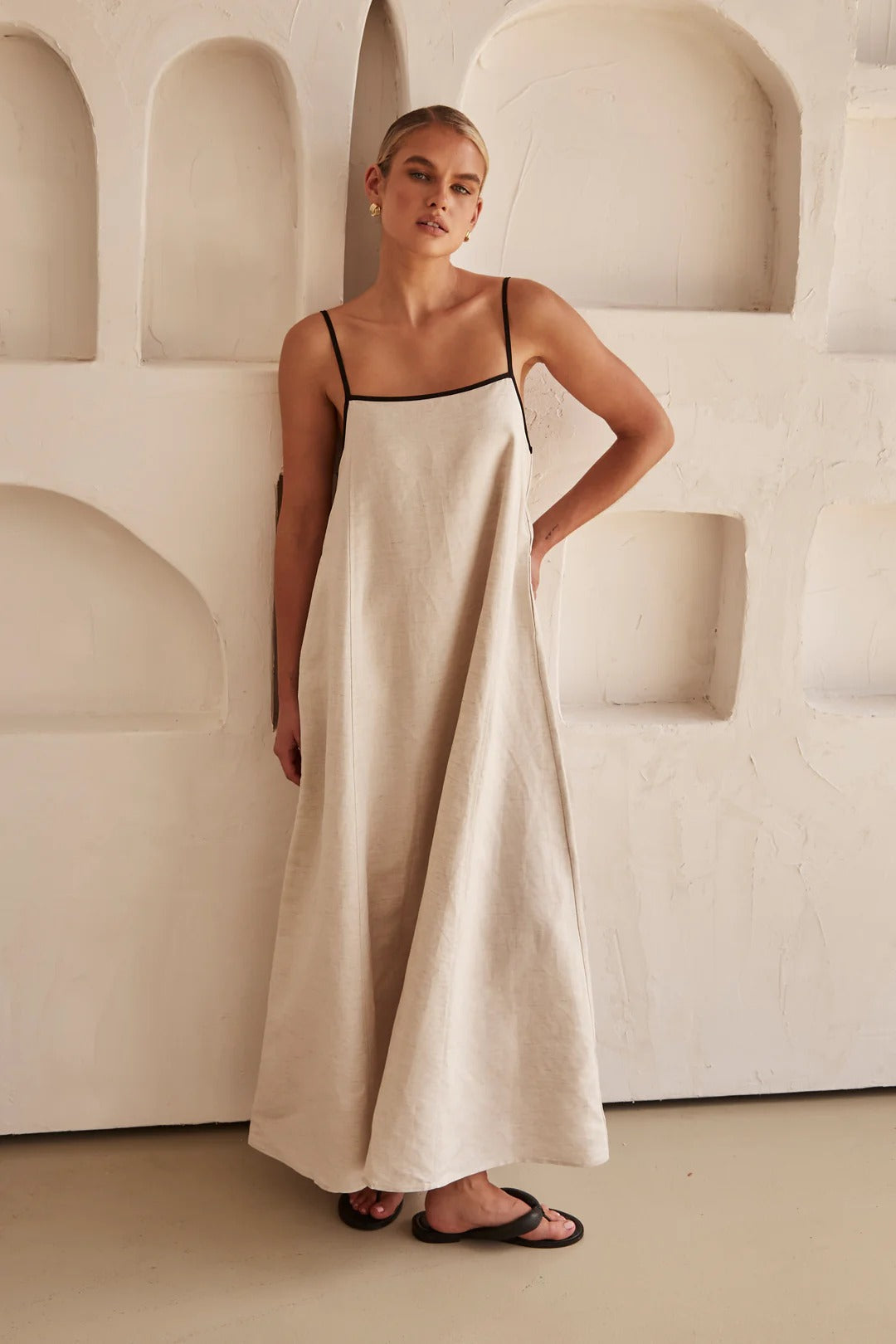 Beige zomerjurk met vrouwelijk silhouet — afbeelding 2