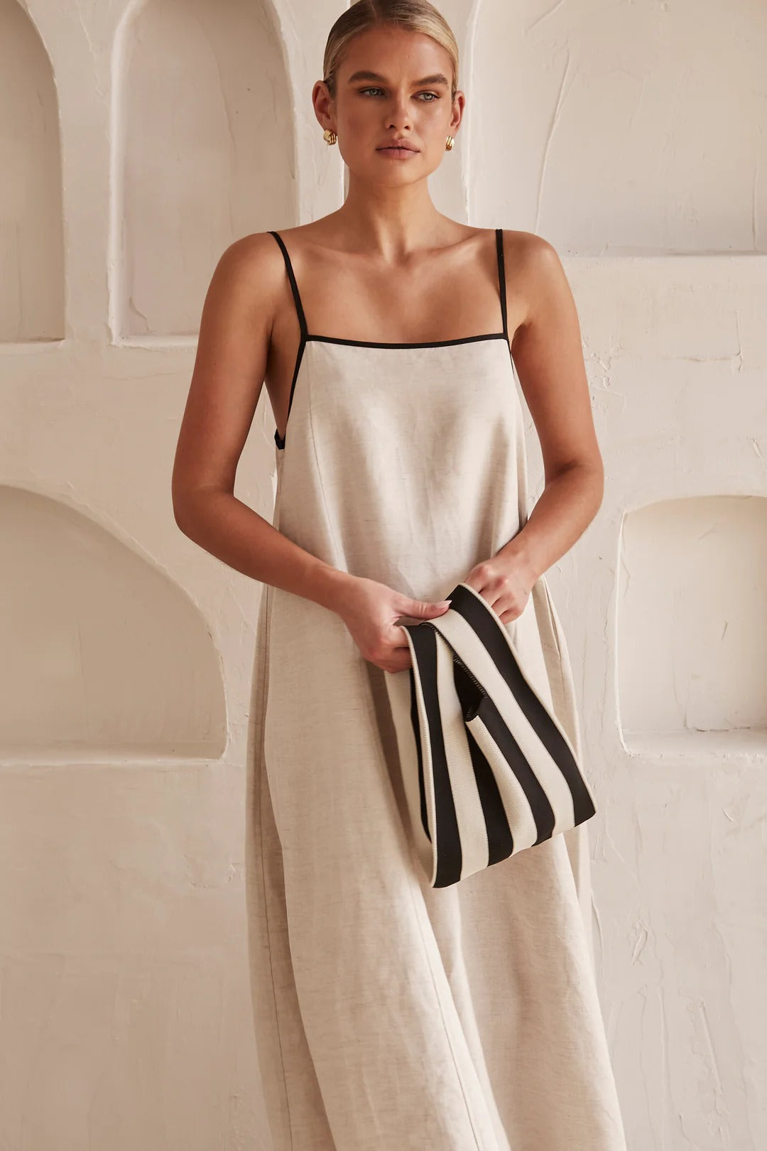 Beige zomerjurk met vrouwelijk silhouet
