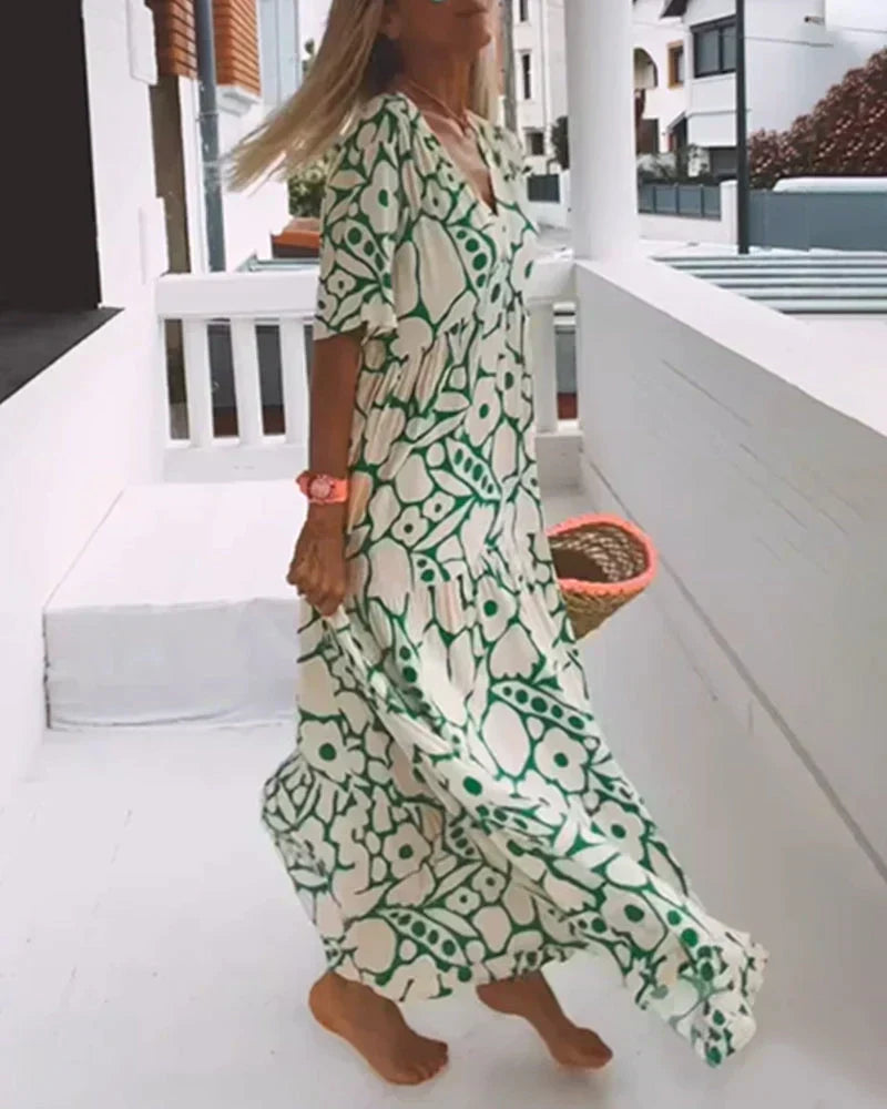 Amber | Lange zomerjurk met vallende coupe, V-hals en grafische bloemenprint