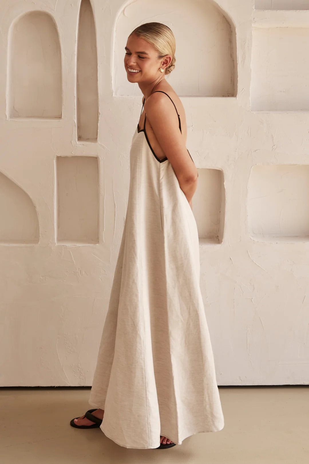 Beige zomerjurk met vrouwelijk silhouet — afbeelding 21