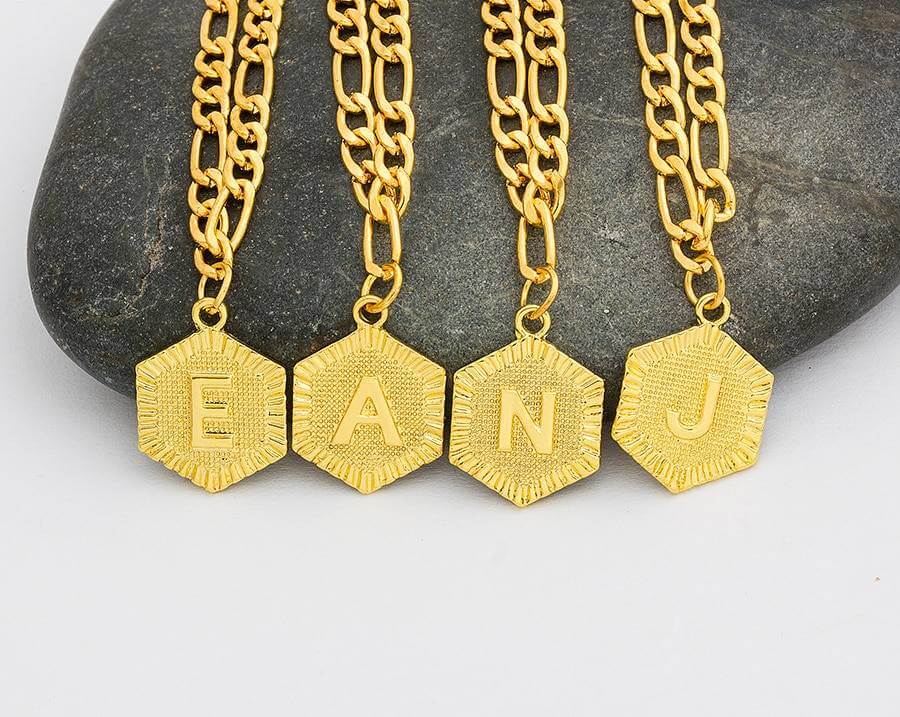 Letter charm enkelbandje