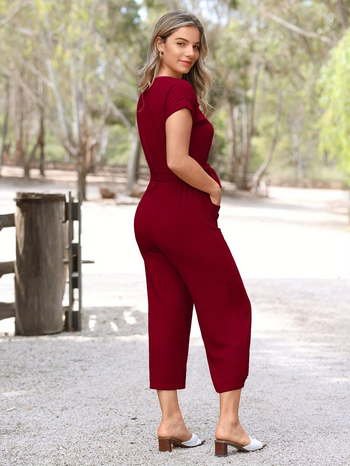 Korte jumpsuit met knoopsluiting en tailleband