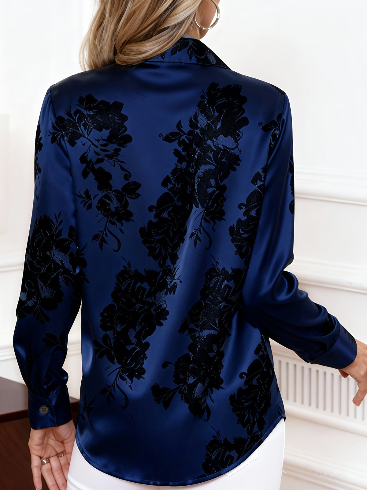 Lichte bloemenblouse met kraag en knoopsluiting