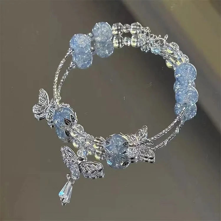 Hemelsblauwe vlinderarmband met bloemenmotief