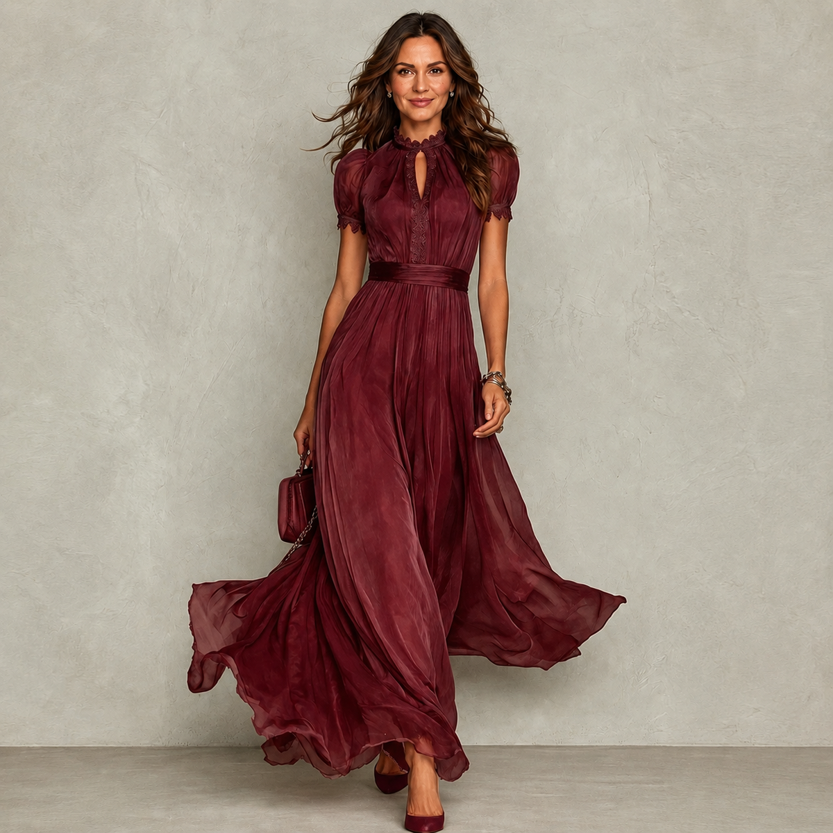 Lieke | Geplooide maxi-jurk met volanthals, kanten bies en pofmouwen