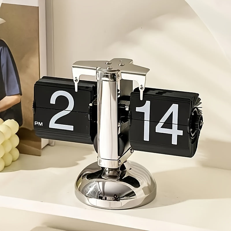 Retro flip klok met staalaccent