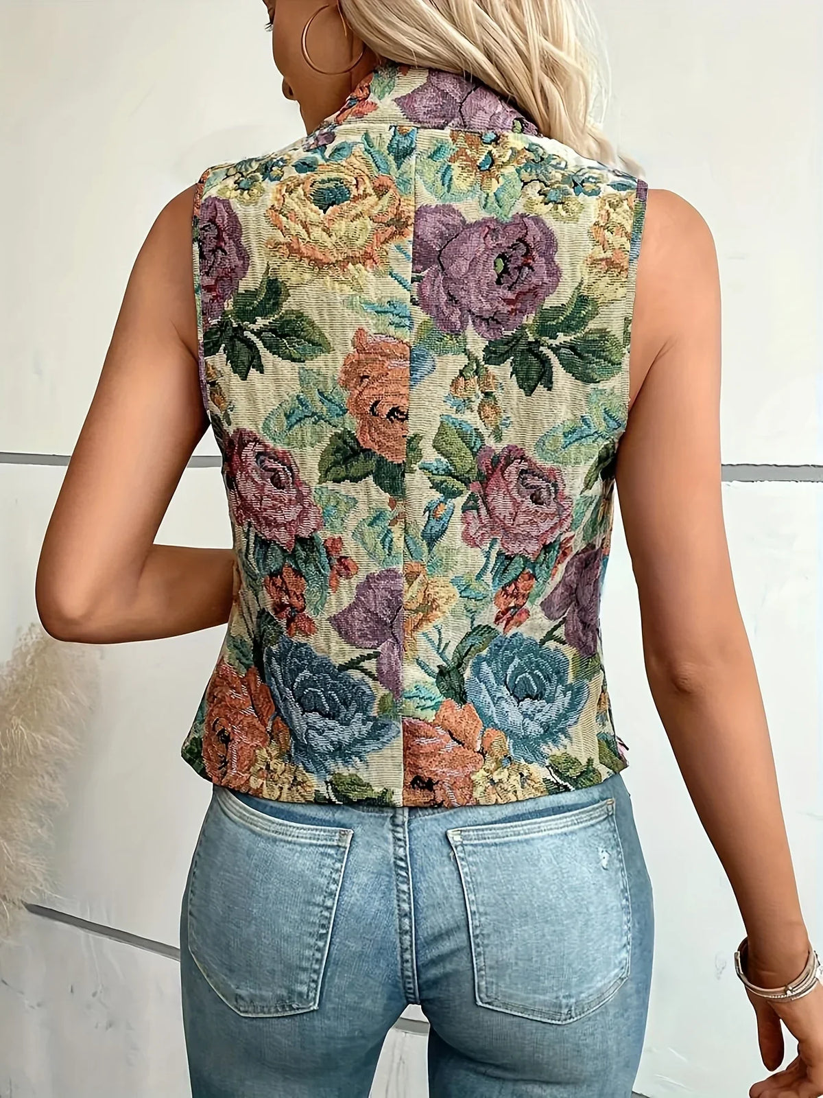 Bloemen vest met knopen – breiwerk