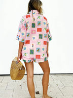 Zomerse combinatie van een kleurrijke blouse en shorts