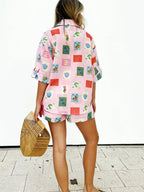 Zomerse combinatie van een kleurrijke blouse en shorts