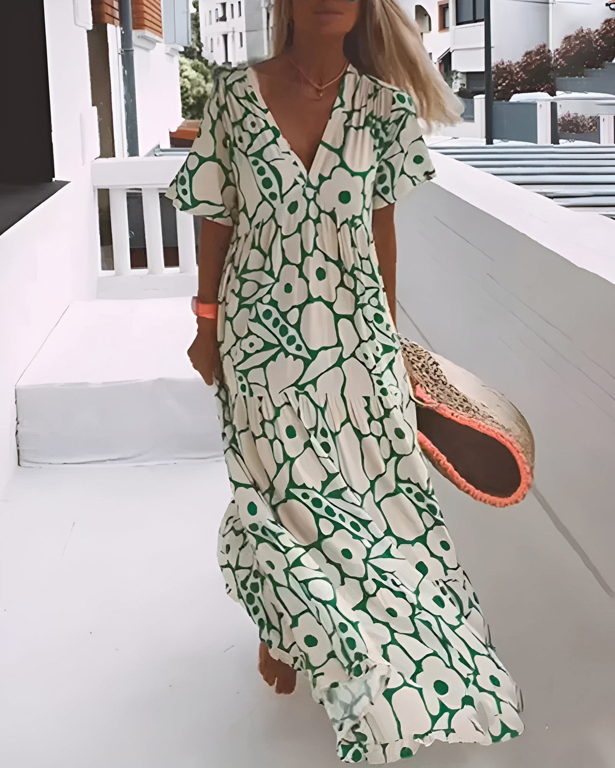 Amber | Lange zomerjurk met vallende coupe, V-hals en grafische bloemenprint
