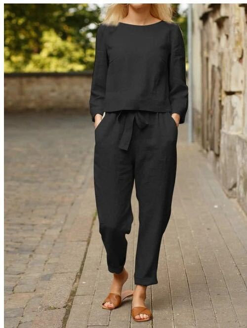 Tweedelige damesoutfit met ronde hals shirt en broek met elastische taille