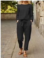Tweedelige damesoutfit met ronde hals shirt en broek met elastische taille