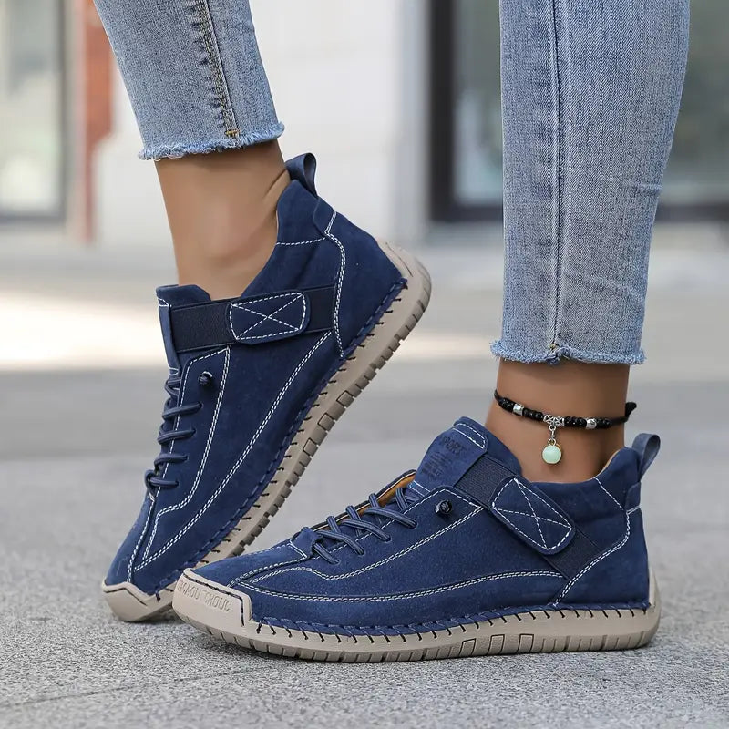 Instapsneakers met ruime neus en elastische zijpanelen