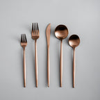 Minimalistisch bestek voor moderne tafels
