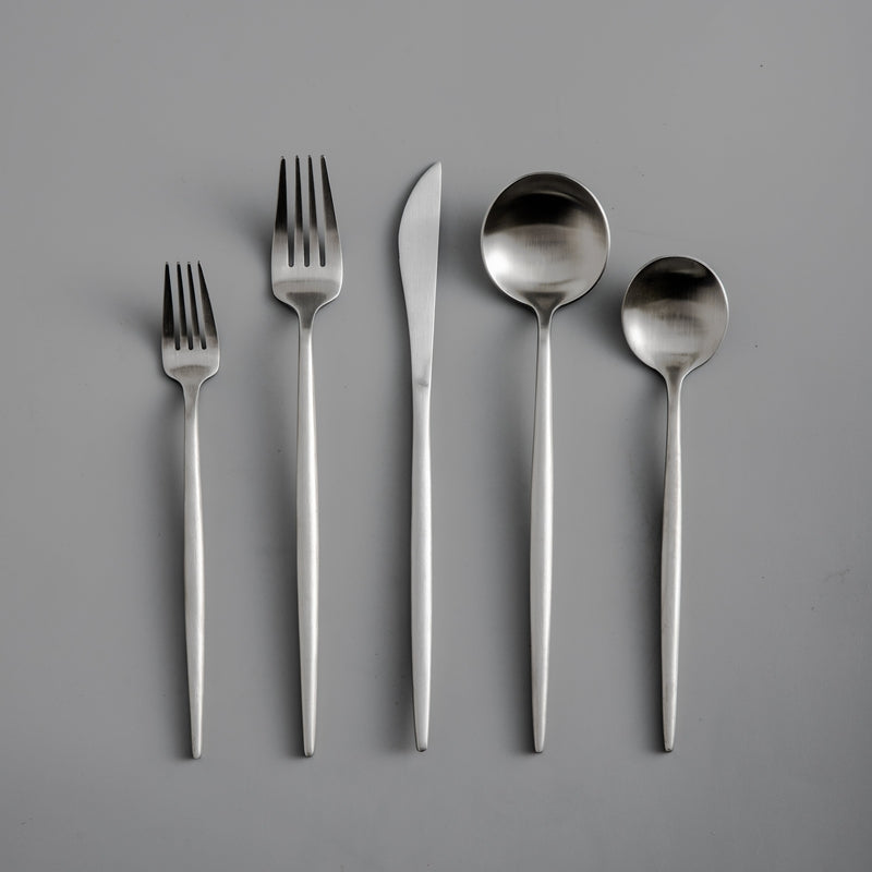 Minimalistisch bestek voor moderne tafels