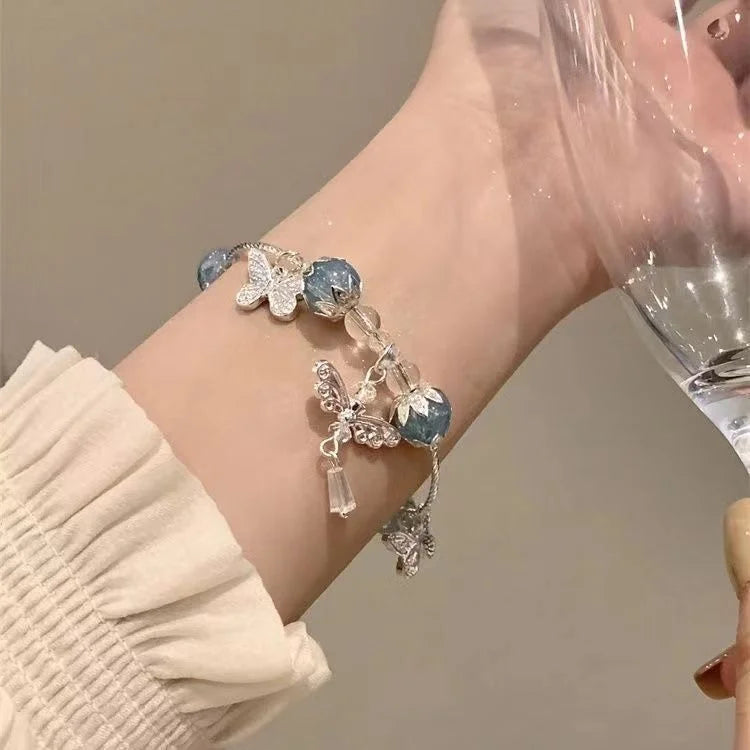 Hemelsblauwe vlinderarmband met bloemenmotief