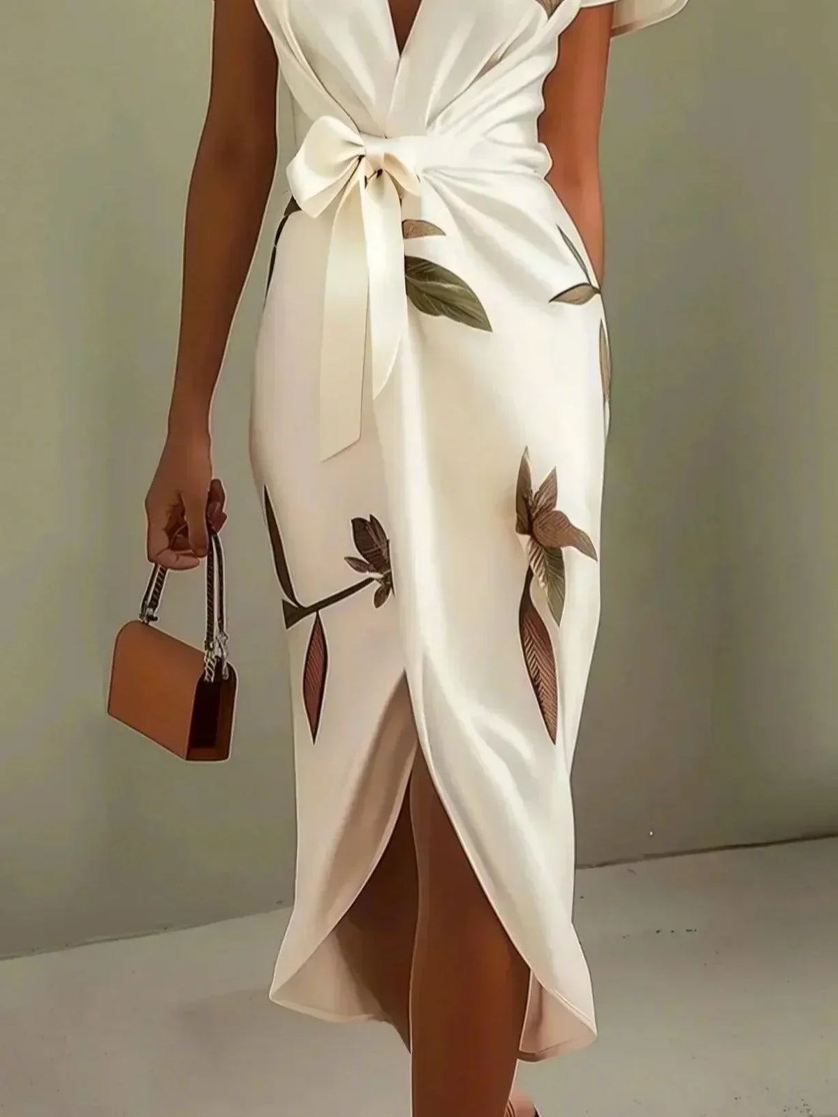 Mirella | Dameswikkeljurk met bladerenpatroon en korte vlindermouwen