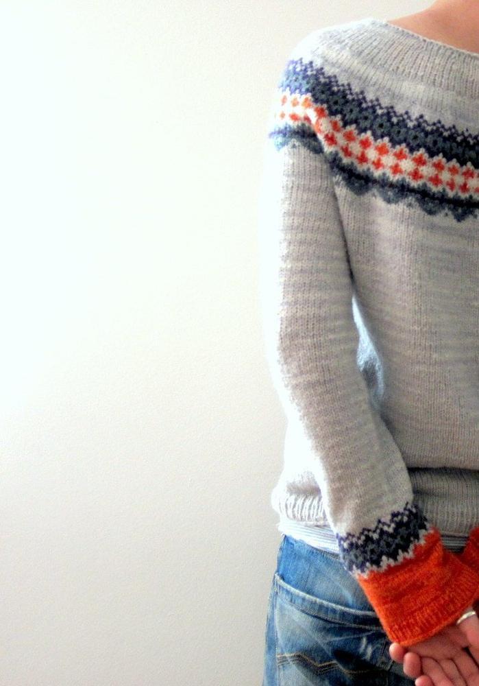 Scandinavische trendy trui met levendig patroon