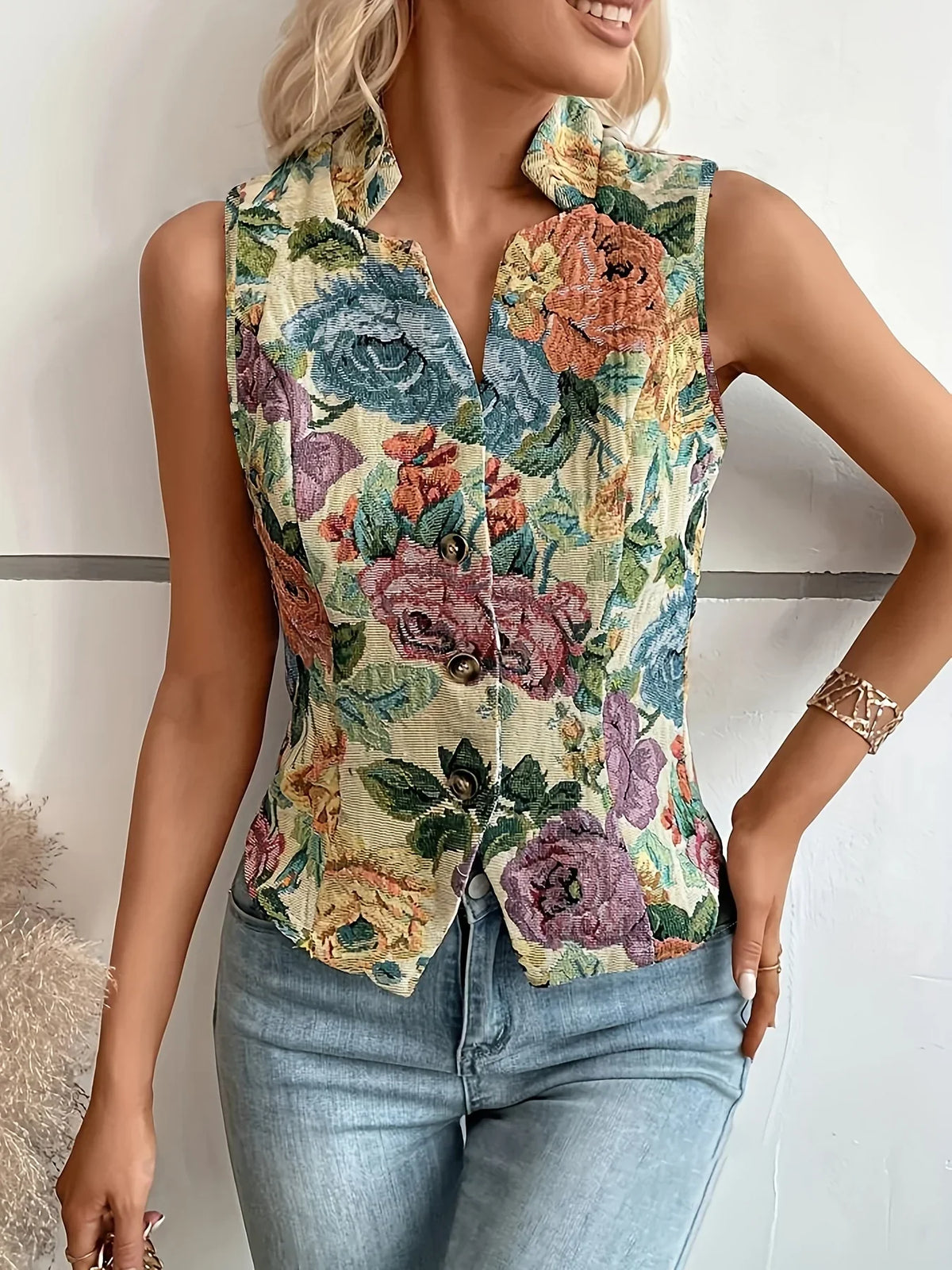 Bloemen vest met knopen | breiwerk – materiaal: Acryl mix — afbeelding 4