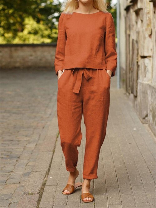 Tweedelige damesoutfit met ronde hals shirt en broek met elastische taille